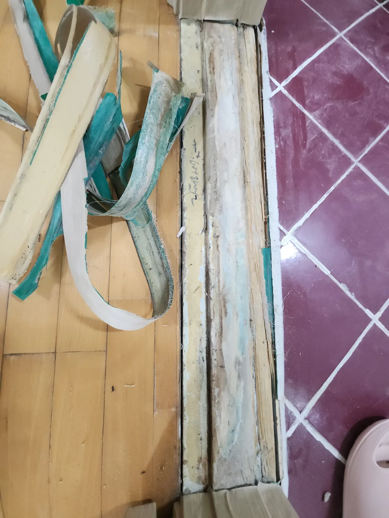욕실문턱누수보수 노후된 방수 시트를 제거하는 현장 사진